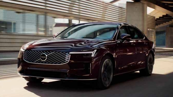 "역시 볼보 S90" 패밀리 세단의 벤치마커로 '돌풍'…'판매상승으로 입증'