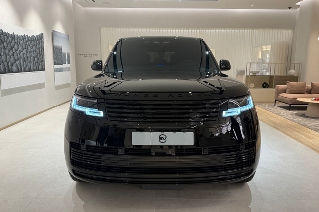 "올 블랙 옷 입은 비스포크" 레인지로버 SV 블랙 한국상륙