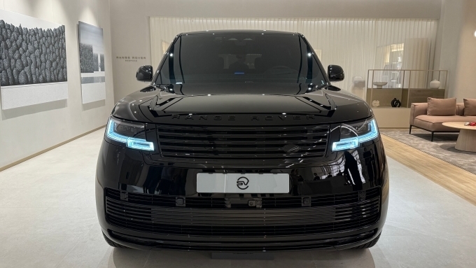 "올 블랙 옷 입은 비스포크" 레인지로버 SV 블랙 한국상륙