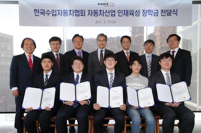 뒷줄 좌로부터 한국수입자동차협회 윤대성 전무, 한양대 허건수 교수, 한양대 선우명호 교수, 한국수입자동차협회 정재희 회장, 한국수입자동차협회 요시다 아키히사 부회장, 연세대 전광민 교수, 국민대 임홍재 교수 / 앞줄 좌로부터 한양대 일반대학원 미래자동차공학과 박장희, 국민대 자동차공학 전문대학원 김건우, 국민대 자동차공학 전문대학원 신창현, 한양대 일반대학원 미래자동차공학과 김학수, 연세대 일반대학원 기계공학부 송현우