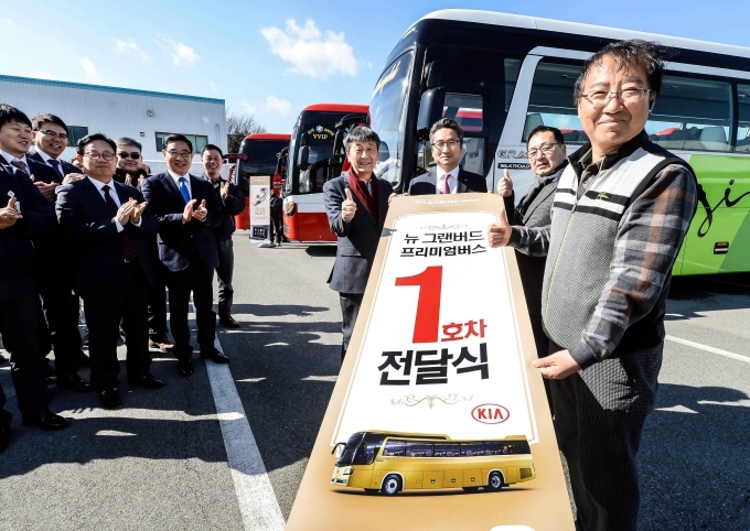 (오른쪽부터) 변선호 엑스포관광 대표, 임준교 세기여행사 대표, 윤승규 기아차 법인판매본부장, 지상용 나라고속관광 대표가 차량 앞에서 기념 촬영을 하고 있다.