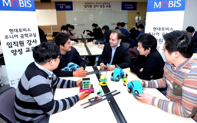 아산 캠코 인재개발원에서 현대모비스 직원 주니어공학교실 강사들이 한국공학한림원과 한양대 청소년과학기술진흥센터 소속 강사진들의 지도 하에 어린이 과학 교보재를 사전 실습하고 있다.