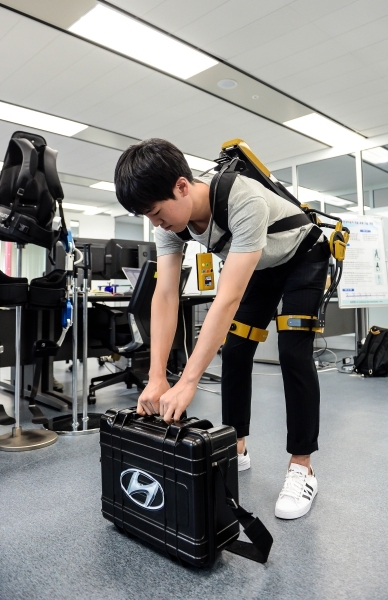 현대기아차 연구원들이 웨어러블 로봇을 착용하고 시연하는 모습.