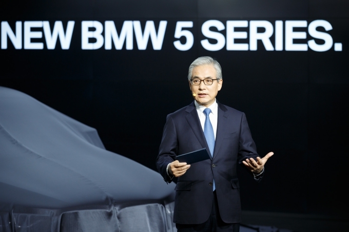 김효준 BMW 그룹 코리아 사장이 신형 5시리즈를 설명하고 있다.