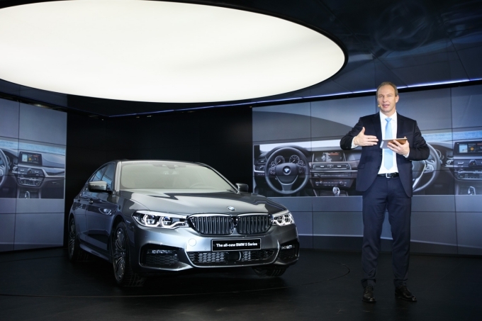 볼프강하커 BMW 그룹 5시리즈 프로덕트 매니지먼트 총괄이 신형 5시리즈 제품 설명을 하고 있다.