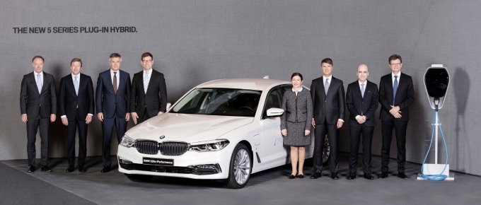 BMW 그룹 하랄드 크루거 회장(오른쪽에서 세번째)을 비롯한 주요 보드멤버들이 BMW 5시리즈 플러그인 하이브리드 모델인 530e iPerformance 모델 앞에서 포즈를 취하고 있다.