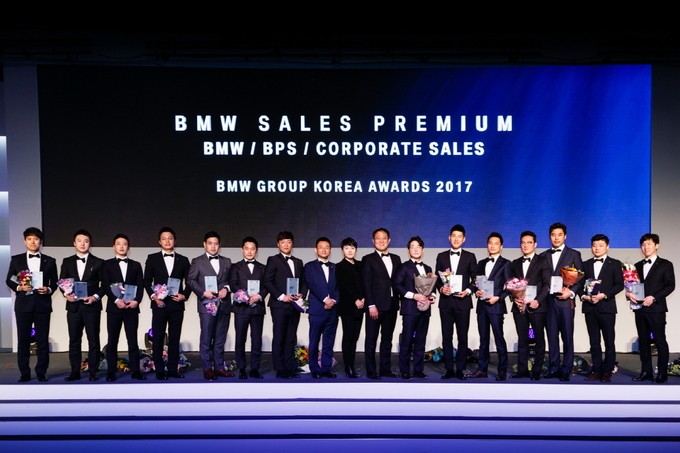 BMW 그룹 코리아 어워드 2017에서 ‘BMW 프리미엄 클럽 멤버' 수상자들이 무대에서 포즈를 취하고 있다