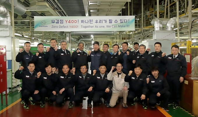 마힌드라 총괄회장(사진 둘째줄 왼쪽 다섯 번째)이 지난달 31일 평택공장 G4 렉스턴 라인을 방문해 쌍용차 인력·품질관리부문장 하광용 부사장(둘째줄 오른쪽 세 번째), 쌍용차 홍봉석 노조위원장(둘째줄 왼쪽 여섯 번째)을 비롯한 현장직원들과 G4 렉스턴의 성공을 기원하며 파이팅을 외치고 있다.