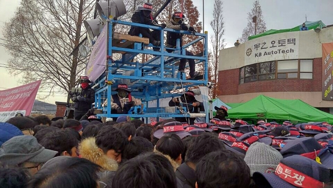 지난해 11월 갑을오토텍 정문에서 노조원들 대부분이 붉은 머리띠를 두른 모자와 복면을 쓰고 관리직 출근을 저지하는 모습
