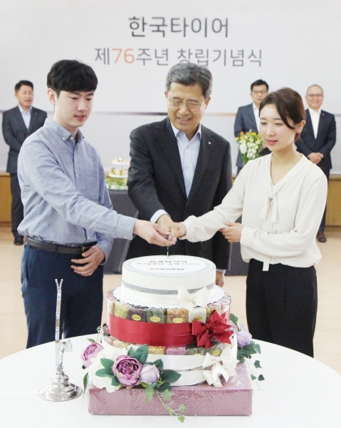 창립 76주년 기념 케익을 커팅하고 있는 한국타이어 대표이사 서승화 부회장(사진 가운데)과 직원들