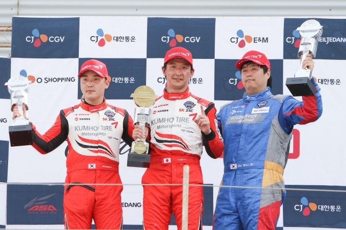 CJ슈퍼레이스 2차전 포디엄에 오른 영광의 주인공들 사진 왼쪽부터 2위 정의철, 1위 이데 유지(이상 엑스타레이싱팀), 3위 황진우(CJ로지스틱스 레이싱)