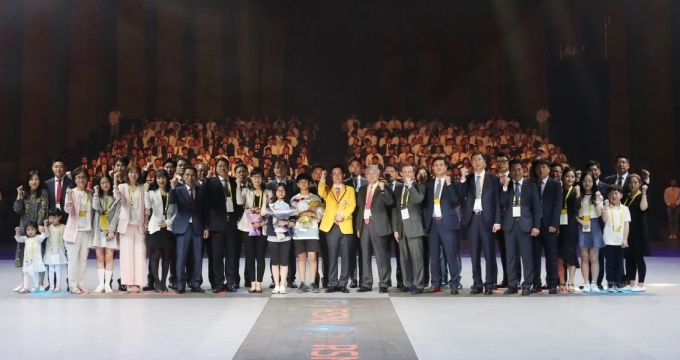 19일 고양 킨텍스에서 열린 ‘르노삼성차 2017 네트워크 컨벤션’행사에서 전사판매왕에 오른 김중곤 슈페리어와 톱10 최다판매 수상자들이 가족들과 기념촬영을 하고 있다.