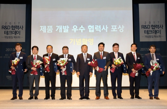 이날 연구개발 우수 협력사로 선정된 업체 관계자들과 기념 촬영을 하는 모습. (사진 왼쪽부터) 모토닉 신현돈 사장, 마그나파워트레인코리아 이근준 사장, 서진오토모티브 이희석 사장, 프라코 전학관 사장, 현대·기아차 양웅철 부회장, 한온시스템 이인영 사장, 서한산업 김진언 사장, 유라코퍼레이션 엄대열 사장, 에스엘 박흔철 부사장.