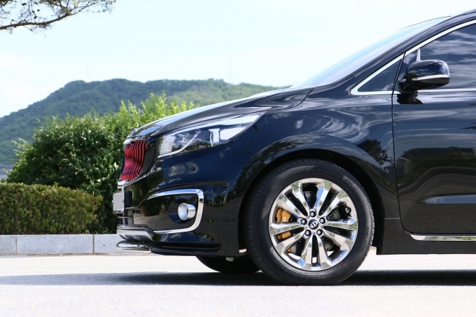 KGC XR M6 고성능 6P 브레이크를 장착한 기아 카니발 리무진