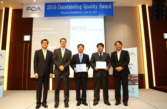 지난 16일 제주 부영호텔엔리조트에서 FCA가 개최한 <2016 Outstanding Quality Award>에서 현대모비스 수상 장면. 사진 왼쪽부터 주민철 전무(FCA), Larry Walker (FCA, Head of P&SQ APAC), 조광래 상무(현대모비스), 조영남 상무(IHL), 김진태 상무(FCA)