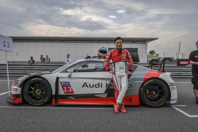 팀 아우디 코리아’ 유경욱 선수가 아우디 R8 LMS 포즈를 취하고 있다.