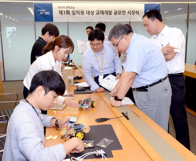 한양대 청소년과학기술진흥센터와 한국공학한림원 관계자 등이 교재를 심사하는 모습.