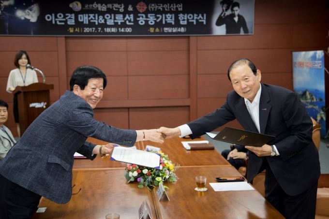 갑을상사그룹의 대표적인 환경산업 기업인 국인산업이 군산시청에서 군산예술의전당과 ’이은결 매직&일루션’ 공연을 후원한다고 밝히며 박무웅 국인산업 대표이사(사진 좌측)와 문동신 군산시장(사진 우측)이 기획공연 공동추진 협약을 체결하고 악수하는 모습 