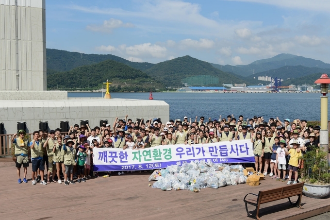 지난 12일 창원시 귀산해변 일대의 환경정화 활동에 참가한 볼보건설기계코리아의 임직원 및 협력사 가족 200여명이 기념사진을 촬영하고 있다.