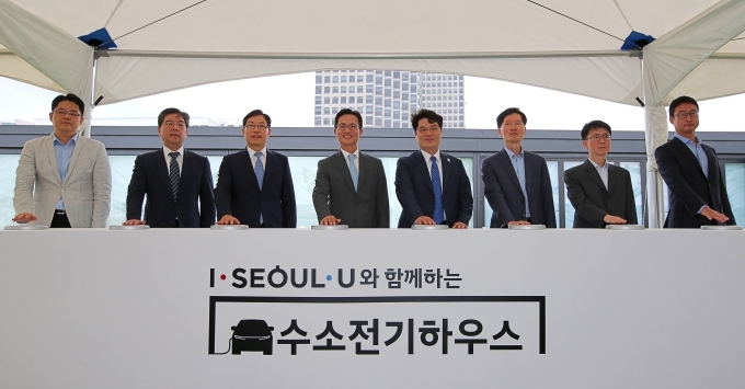 (왼쪽부터) 서지웅 국토교통부 도로운영과, 현대자동차 장재훈 고객가치담당 전무, 이기상 환경기술센터장(전무), 이광국 국내영업본부장(부사장), 김종욱 서울시 정무부시장, 유연식 서울시 시민소통기획관, 박종원 산업통상자원부 자동차항공과장, 이형섭 환경부 청정대기기획과장이 수소전기하우스 개관식을 하는 모습