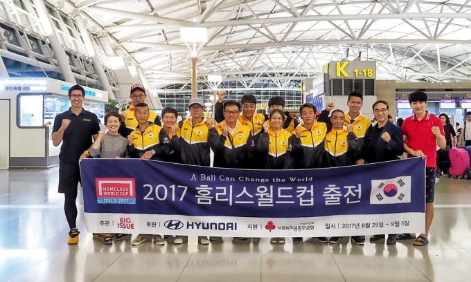 2017 홈리스월드컵 대회를 앞둔 지난 27일 한국대표팀이 출국전 단체사진을 촬영하고 있는 모습