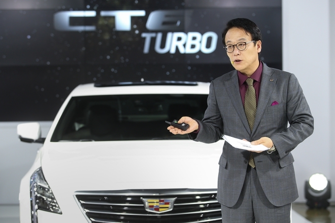 지엠코리아 김영식 캐딜락 총괄 사장이 CT6 터보를 소개하고 있다.