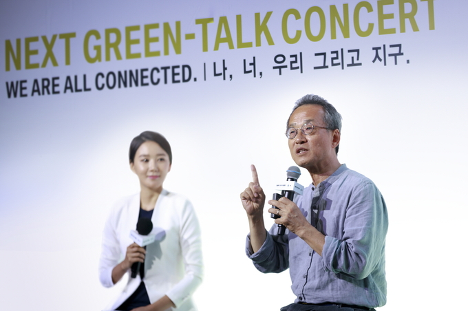 생물학자 최재천 교수가 알면, 사랑한다는 주제로 강연하고 있다.