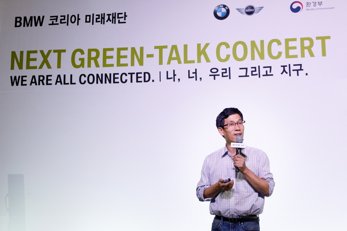 진중권 인문학자가 서양철학사로 살펴본 동물의 권리를 통해 인간중심의 새로운 시각을 제시했다.