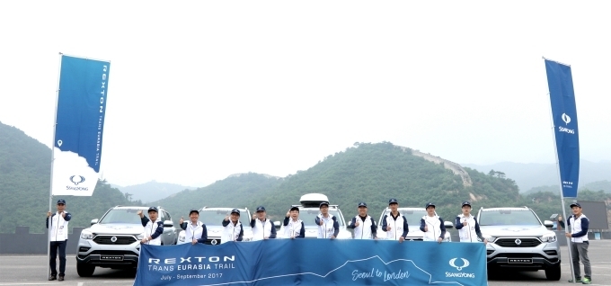 중국 횡단 코스는 베이징을 시작으로 여량, 중웨이, 자위관, 하미, 우루무치를 거치며, 코스 길이 총 3,469km로 유라시아 횡단 6개 코스 중 가장 길다. 중국을 횡단할 G4 렉스턴 차량들이 나란히 도열해 있다. 차량 루프의 태극기 데칼을 통해 대한민국 모델임을 알 수 있도록 했다.