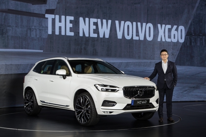 이윤모 볼보코리아 대표가 뉴 XC60 앞에서 포즈를 취하고 있다.