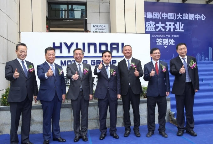 (왼쪽부터) 현대차그룹 중국 유한공사 이혁준 상무, 왕수복 부사장, 구이저우성 루용정(卢雍政) 부성장, 현대차 차량지능화사업부장 황승호 부사장, 구이저우성 구이안신구 왕춘레이(王春雷) 서기, 구이저우성 상무청 마레이(马雷) 부청장, 차이나 유니콤 신커두어(辛克铎) 부총경리가 현대차그룹 빅데이터센터 앞에서 기념촬영을 하고 있다.