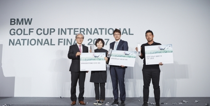 (사진 왼쪽부터) BMW그룹코리아 김효준 사장과 안은경, 허준범, 송문수 한국대표팀이 기념 촬영을 하고 있다.