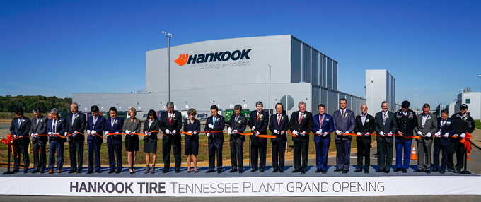왼쪽부터 10번째 '클락스빌 시장 킴 맥밀란, 한국타이어 월드와이드 대표이사 조현식 사장, 한국타이어 대표이사 서승화 부회장, 테네시주 상공부장관 밥 롤프, 주애틀랜타총영사관 김성진 총영사 등이 커팅을 하고 있다.