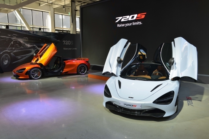 맥라렌 720S 오픈도어 모습.
