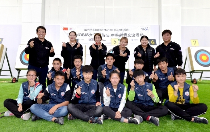 지난 8일 중국 텐진에서 열린 어린이 양궁교실에 현대모비스 양궁단 소속 현역 선수들이 재능기부 형식으로 참가했다. 맨 뒷줄 왼쪽부터 신우철 코치, 김은정 선수, 심예지 선수, 윤진 선수, 김민정 선수, 양창훈 감독