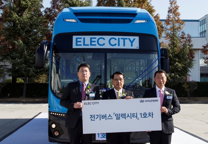 현대차 상용사업본부장 유재영 전무가 대진여객 조현욱 대표(좌측)와 동남여객 성현도 대표에게 일렉시티 1호차를 전달하고 있는 모습.