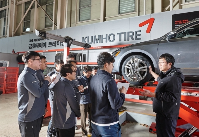 금호타이어는 ‘금호타이어 대전 세일즈 트레이닝 센터’에서 수입차 타이어 전문가 육성을 위한 ‘수입차 타이어 및 기초 경정비 서비스 전문가 육성 과정’을 실시했다. 사진은 프로그램 교육 진행 모습.