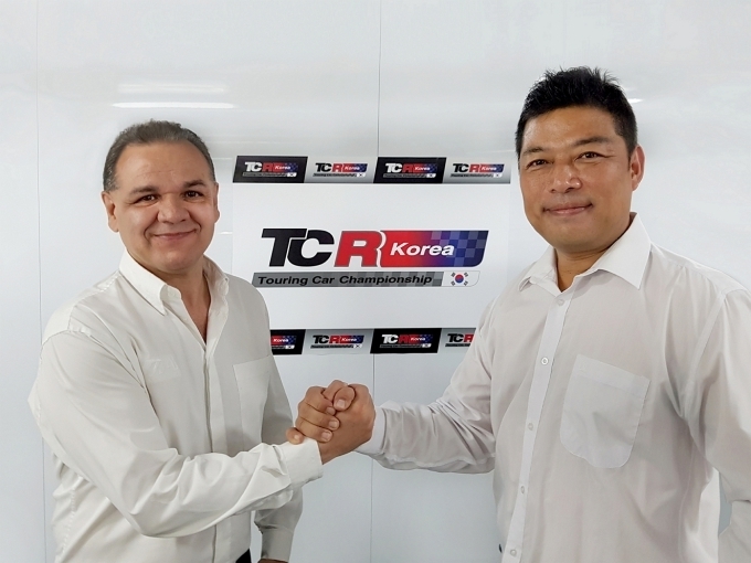 WSC 아시아 데이비드 소넨처 대표(왼쪽)과 제이스컨설팅 전홍식 대표가 기념 촬영을 하고 있다.