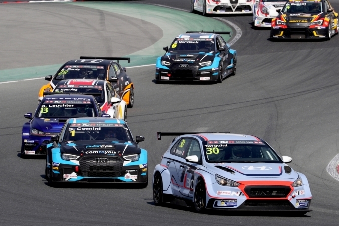 현대자동차 ‘i30N TCR’이 지난 10월 중국 저장 인터내셔널 서킷에서 열린 ‘TCR 인터내셔널 시리즈’ 중국경기에서 경주하는 모습