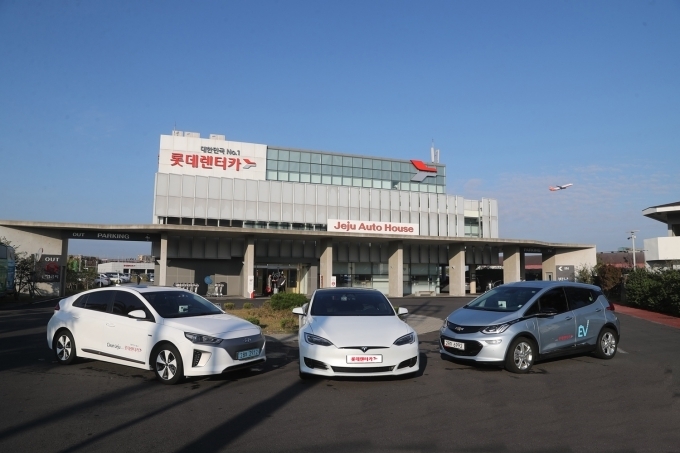 롯데렌터카 제주 오토하우스 전기차 3종(왼쪽부터 현대차 아이오닉 일렉트릭, 테슬라 모델S, 쉐보레 볼트 EV)