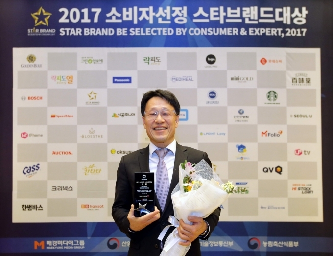 로버트보쉬코리아 자동차부품 애프터마켓사업부의 김철우 상무가 수상 후 포즈를 취하고 있다.
