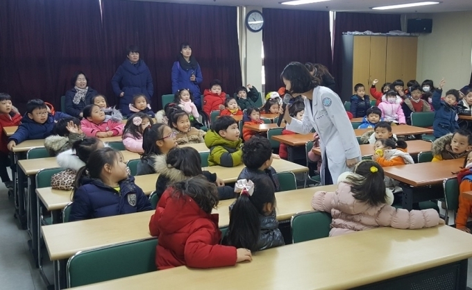 갑을장유병원이 지난 14일 장유인근 국공립어린이집 관계자와 원아생을 대상으로 겨울철 건강관리 및 영양교육과 병원업무 관련 교육을 개최하며 간호차장이 어린이로부터 질문을 받고 답변하는 모습 