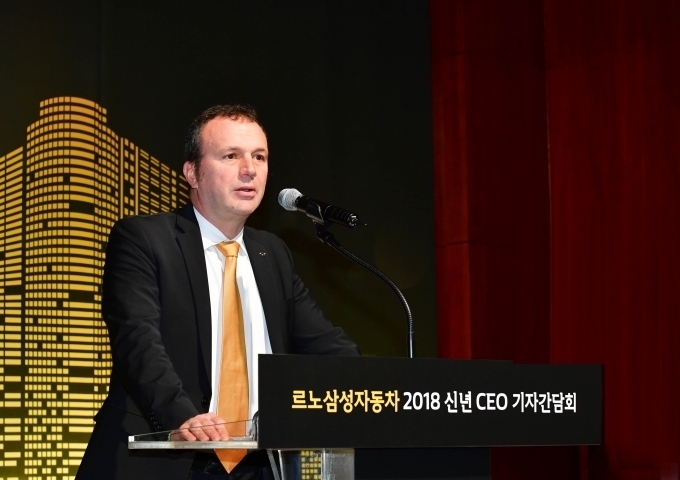 도미닉 시뇨라 르노삼성자동차 대표이사가 13일 역삼동 푸르덴셜타워에서 열린 신견 CEO 기자간담회에서 기자들의 질문에 답하고 있다.