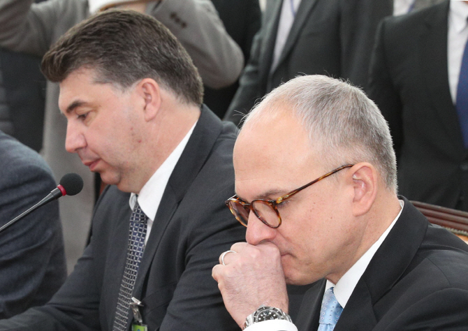 배리 앵글 GM 총괄 부사장 겸 해외사업부문 사장(오른쪽)과 카허 카젬 한국GM 사장이 지난 20일 오전 국회를 방문, 여야 원내지도부를 면담하고 있다.(사진=연합뉴스)