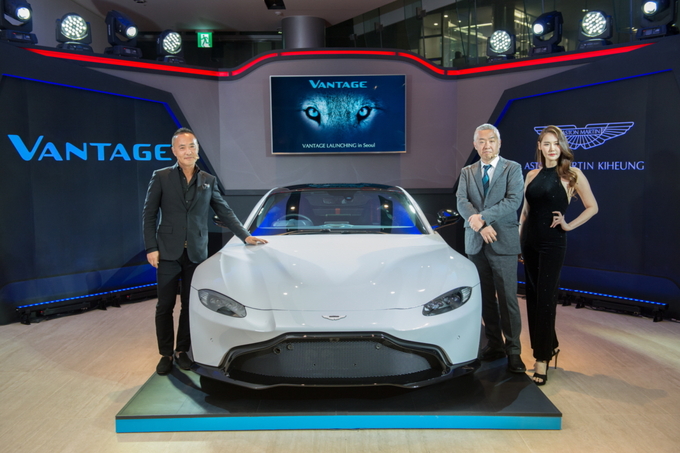 기흥인터내셔널 이계웅 대표(왼쪽)과 애스턴마틴 본사 소이치 테라시마(오른쪽)이 기념 촬영을 하고 있다.