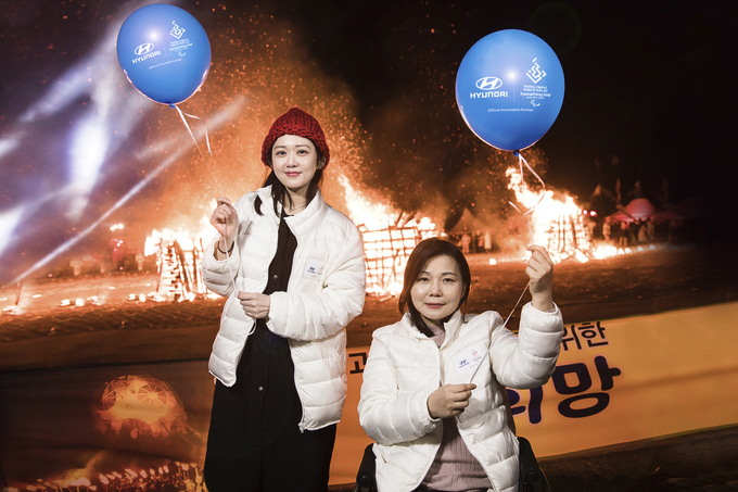 2일 제주도 새별오름에서 진행된 패럴림픽 성공개최 기원 ‘라이트업 풍선 날리기 퍼포먼스’에 참여한 배우 장나라 씨(사진 좌측)와 장애인 창의문화연대 '잇다'의 대표인 캘리그라피 작가 이은희 씨(사진 우측)