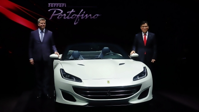 페라리 포르토피노 공식 출시 행사에서 김광철 FMK 대표이사(오른쪽)과 디터 넥텔 페라리 극동 및 중동지역 총괄 지사장(왼쪽)이 기념 촬영을 하고 있다.