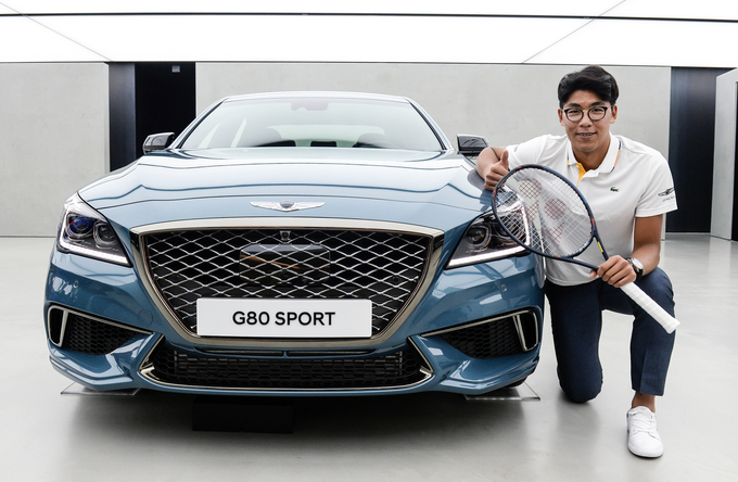 후원 조인식에서 제네시스 ‘G80 스포츠’ 차량과 함께 기념 촬영하는 정현 선수