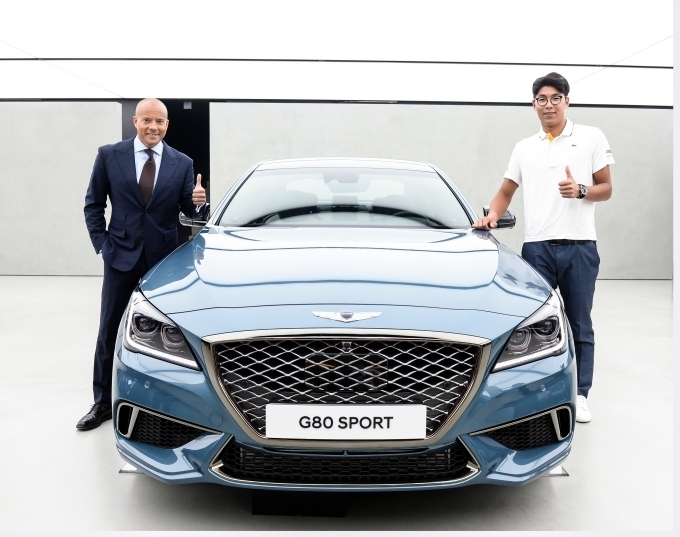 후원 조인식에서 제네시스사업부 맨프레드 피츠제럴드 전무(좌)와 정현 선수(우)가 제네시스 ‘G90 스페셜 에디션’ 차량 앞에서 기념 촬영 하는 모습