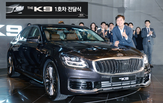 ‘더 K9’ 1호차 주인공인 유현준 교수가 기아차 임직원들과 함께 기념촬영을 하고 있는 모습.